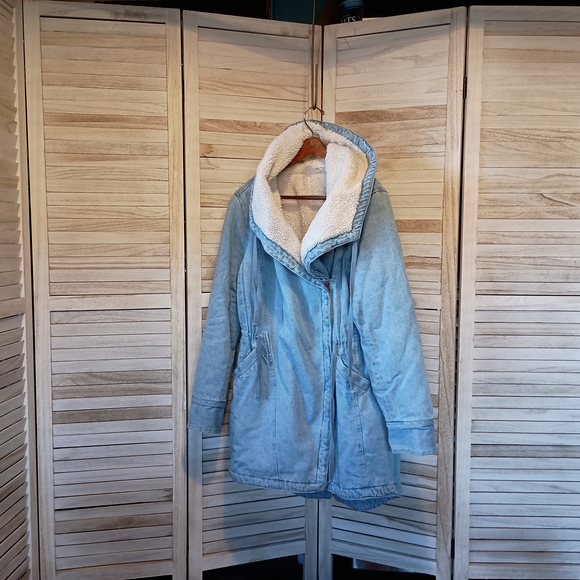 Blue and White Jean Jacket with Plush Collar - Picture 4 of 5